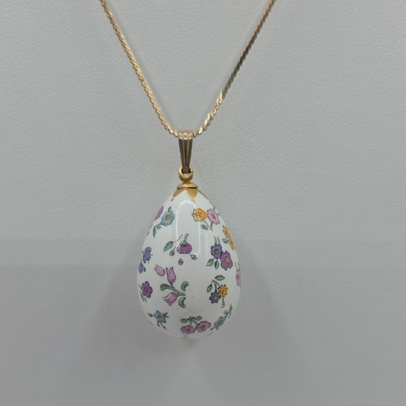 Vintage Franklin Mint THE FLOWERS OF SPRING Enamel Easter Egg Necklace - Picture 3 of 8